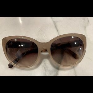 New Women’s Burberry sunglasses 100% authentic